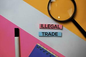 olaglig handel text på klibbig anteckningar med Färg kontor skrivbord begrepp foto