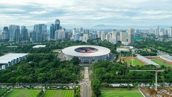 antenn se av de skön landskap av senayan stadion. med jakarta stadsbild bakgrund. jakarta, Indonesien, Mars 8, 2022 foto