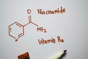 niaoinamid molekyl skriven på de vit styrelse. strukturell kemisk formel. utbildning begrepp foto