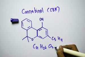 cannabinol molekyl skriven på de vit styrelse. strukturell kemisk formel. utbildning begrepp foto