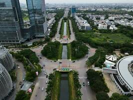 antenn se av kontor byggnader i jakarta central företag distrikt och ljud moln när solnedgång. jakarta, indonesien - januari, 8, 2021 foto