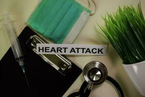 hjärta ge sig på med inspiration och sjukvård medicinsk begrepp på skrivbord bakgrund foto