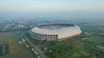 antenn se av de skön landskap gelora bandung lautan api fotboll eller fotboll stadion i de morgon- med blå himmel. bandung, Indonesien, Maj 6, 2022 foto