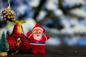 stänga upp dekoration santa claus dockor och jul gåvor isolerat på bokeh bakgrund foto