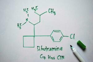 sibutramin molekyl skriven på de vit styrelse. strukturell kemisk formel. utbildning begrepp foto
