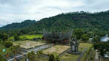 antenn se av istano baso pagar ruyung, en arv byggnad med traditionell minangkabau design på tanah data. rumah gadang istana basa pagaruyung. väst sumatra, Indonesien, januari 25, 2023 foto