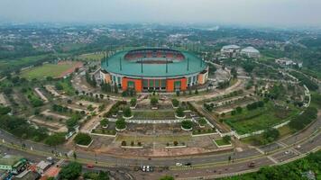 antenn se av de skön landskap av pakansari stadion. med bogor stadsbild bakgrund. bogor, Indonesien, augusti 23, 2022 foto