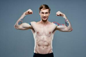 tatuerade man naken torso kroppsbyggare kondition porträtt närbild foto