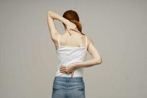 kvinna tillbaka smärta hälsa problem osteoporos isolerat bakgrund foto