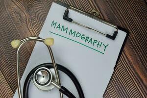 mammografi skriva på en pappersarbete isolerat på trä- tabell. medicinsk begrepp foto