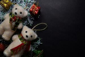 dekorativ jul och snögubbe isolerat på svart bakgrund foto