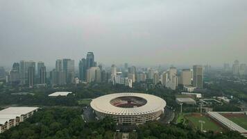 antenn se av de skön landskap av senayan stadion. med ljud moln bakgrund. jakarta, Indonesien, augusti 23, 2022 foto