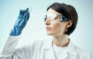kvinna laboratorium assistent i en vit täcka analys diagnostik biologi foto