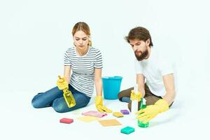 man och kvinna rengöringsmedel livsstil rengöring lagarbete foto