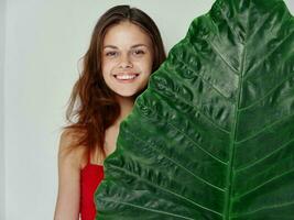 Lycklig kvinna rena hud grön blad handflatan träd beskurna se foto