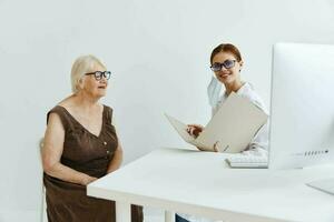 patient undersökning förbi en läkare läkare assistent foto