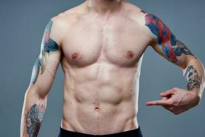 idrottare med kuber på hans mage Tryck pumpade upp torso muskler tatueringar naken se foto