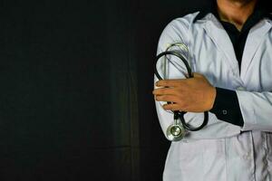 läkare eller läkare innehav stetoskop. lyssnande berättelse patient begrepp. isolerat på svart bakgrund foto