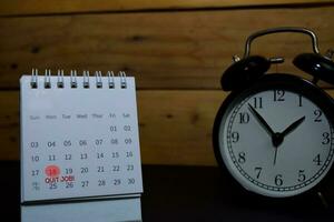 sluta jobb skriva på kalender. datum 18. påminnelse eller schema begrepp foto