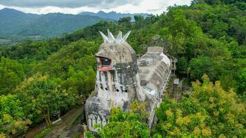 antenn se av chiken kyrka, en unik byggnad på de kulle av rhema, magelang yogyakarta. bukit rhema. magelang, Indonesien, december 6, 2021 foto