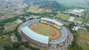 antenn se av de skön landskap si jalak harupat fotboll eller fotboll stadion i de morgon- med blå himmel. bandung, Indonesien, november 22, 2022 foto