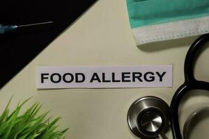 mat allergi med inspiration och sjukvård medicinsk begrepp på skrivbord bakgrund foto