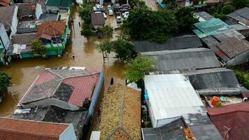 antenn pOV se skildring av översvämning. förödelse dekorerad efter massiv naturlig katastrofer på bekasi - indonesien foto