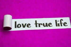 kärlek Sann liv text, inspiration, motivering och företag begrepp på lila trasig papper foto