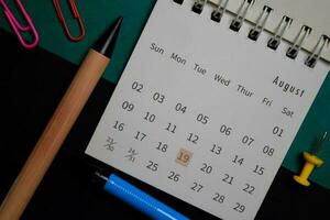 topp se augusti en gång i månaden kalender och markant 19:e flyg dag isolerat på kontor skrivbord foto