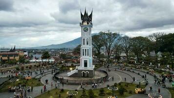 antenn se av sylt gadang, en historisk och mest känd landmärke i bukittinggi stad, ett ikon av de stad och de mest besökta turist destination förbi turister. bukittinggi, Indonesien, januari 25, 2023 foto