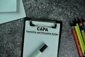capa - korrigerande och förebyggande verkan skriva på en pappersarbete på de tabell. foto