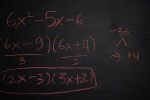 stänga upp matematik formler skriven på en svarta tavlan. utbildning begrepp foto