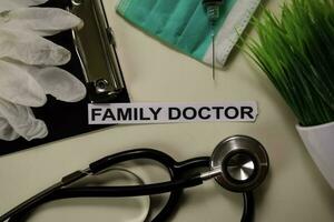 familj doktorer med inspiration och sjukvård medicinsk begrepp på skrivbord bakgrund foto