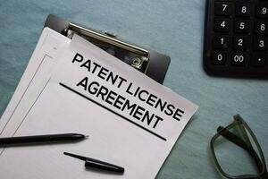 patent licens avtal text på dokumentera form isolerat på kontor skrivbord. foto