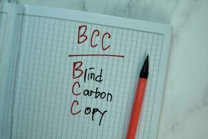 bcc - blind kol kopia skriva på en bok isolerat på trä- tabell. foto