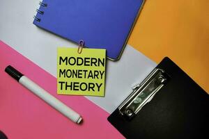 modern monetär teori text på klibbig anteckningar med Färg kontor skrivbord begrepp foto