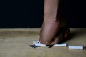 man förstöra cigaretter. sluta rökning eller sjukvård begrepp foto