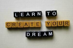 lära sig till skapa din dröm på trä- block. företag och inspiration begrepp foto