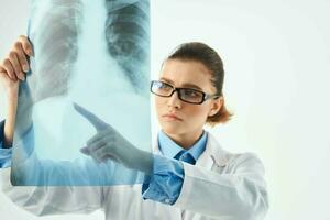 läkare i vit täcka röntgen sjukhus hälsa diagnos foto