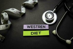 western diet text på klibbig anteckningar. topp se isolerat på svart bakgrund. sjukvård medicinsk begrepp foto