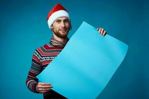 emotionell man i ny år kläder reklam kopia Plats blå bakgrund foto