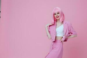 Söt ung kvinna gestikulerar med händer rosa jacka livsstil glamour rosa bakgrund oförändrad foto