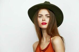 attraktiv kvinna röd mun grön hatt se framåt- närbild foto