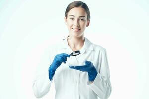 glad kvinna laboratorium assistent i en vit täcka forskning vetenskap diagnostik foto