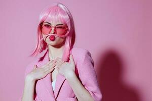 ung positiv kvinna gestikulerar med händer rosa jacka livsstil glamour svartvit skott oförändrad foto