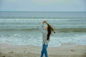 glad kvinna sand strand promenad hav frihet resa Lycklig kvinna avkopplande foto