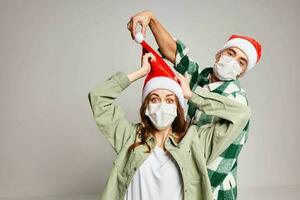 söt man och kvinna ny år jul medicinsk masker rekreation studenter foto