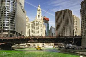 chicago, illinois, 17 mars 2017 - bro på chicago riverwalk foto