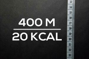text 400 m - 200 kcal skriva på svart tabell. foto