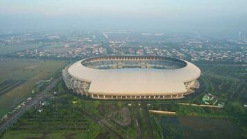 antenn se av de skön landskap gelora bandung lautan api fotboll eller fotboll stadion i de morgon- med blå himmel. bandung, Indonesien, Maj 6, 2022 foto